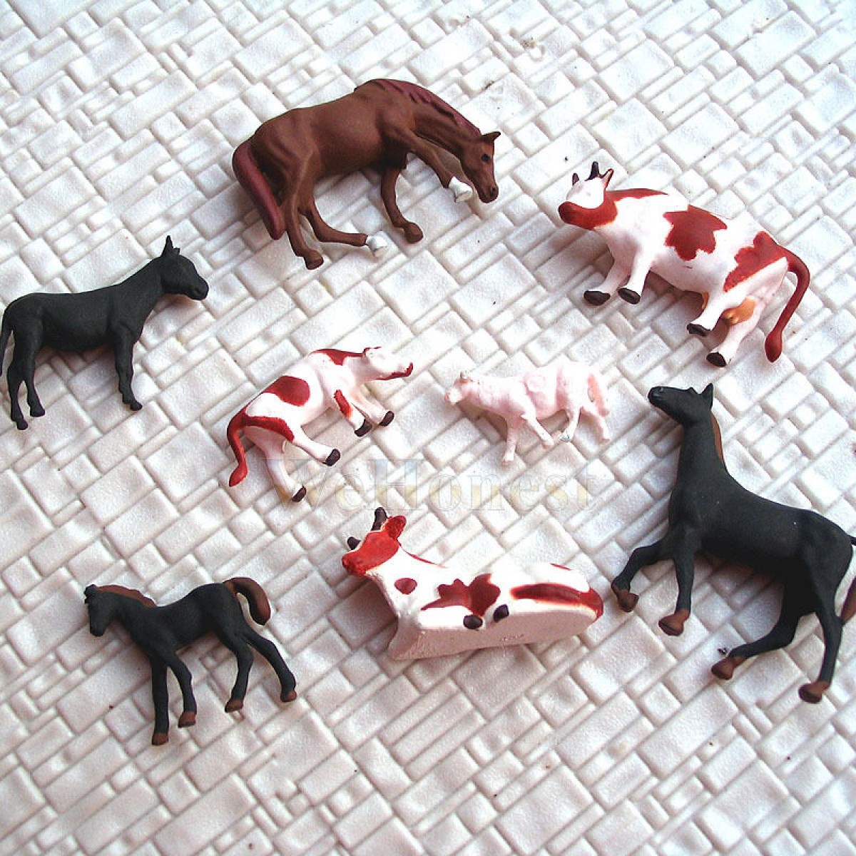 40 pcs HO gauge painted Farm Animals, horse, cow, etc.. ( 8 different poses ) #A